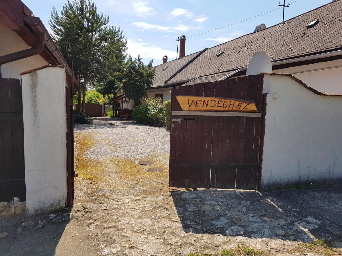 Kuti Vendeghaz Hotel Bakonykuti Luaran gambar